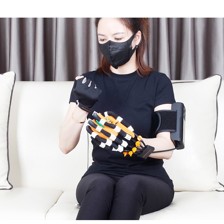 i guanti per robot per la riabilitazione fanno la terapia dell'immagine aiutano la funzione della mano di recupero dell'emiplegia dell'ictus funzione motoria dell'arto superiore;
